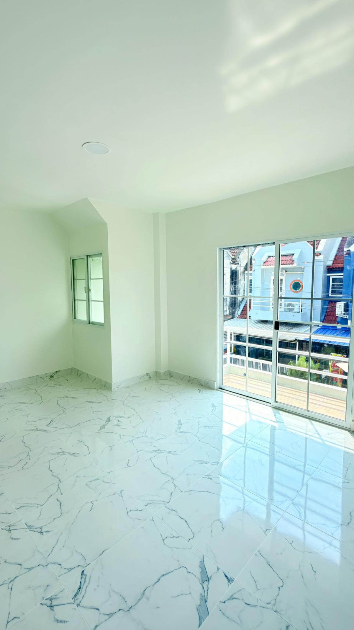 For SaleTownhomePathum Thani,Rangsit, Thammasat : For Sale Townhouse/Townhome  , Saranthorn Rangsit Khlong 4 , wide frontage , newly renovated , Bueng Yitho , Thanyaburi , Pathum Thani , CX-147576