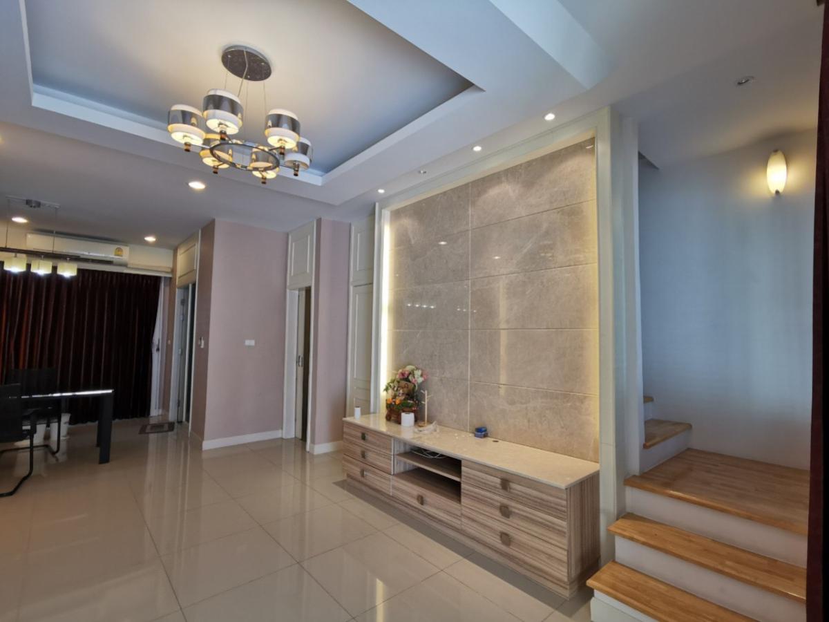 ขายทาวน์โฮมเลียบทางด่วนรามอินทรา : ขายทาวน์เฮ้าส์/ทาวน์โฮม  บ้านกลางเมือง เอสเซ้นส์ พระราม 9-ลาดพร้าว วังทองหลาง เขต วังทองหลาง กรุงเทพ CX-147849