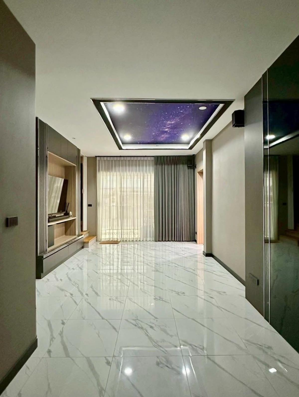 ขายทาวน์โฮมเลียบทางด่วนรามอินทรา : 03/04/2026, ทาวน์โฮมรีโนเวทสุดหรู 3 ชั้น หลังมุม ใจกลางพระราม 9 
พร้อมเฟอร์ครบ ใกล้ MRT ขาย 8.5 ล้าน หรือเช่าเดือนละ 40,000 บาท! 0642748883