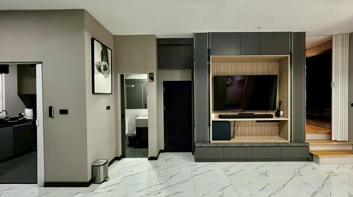 ขายทาวน์โฮมเลียบทางด่วนรามอินทรา : 03/04/2026, ทาวน์โฮมรีโนเวทสุดหรู 3 ชั้น หลังมุม ใจกลางพระราม 9 
พร้อมเฟอร์ครบ ใกล้ MRT ขาย 8.5 ล้าน หรือเช่าเดือนละ 40,000 บาท! 0642748883