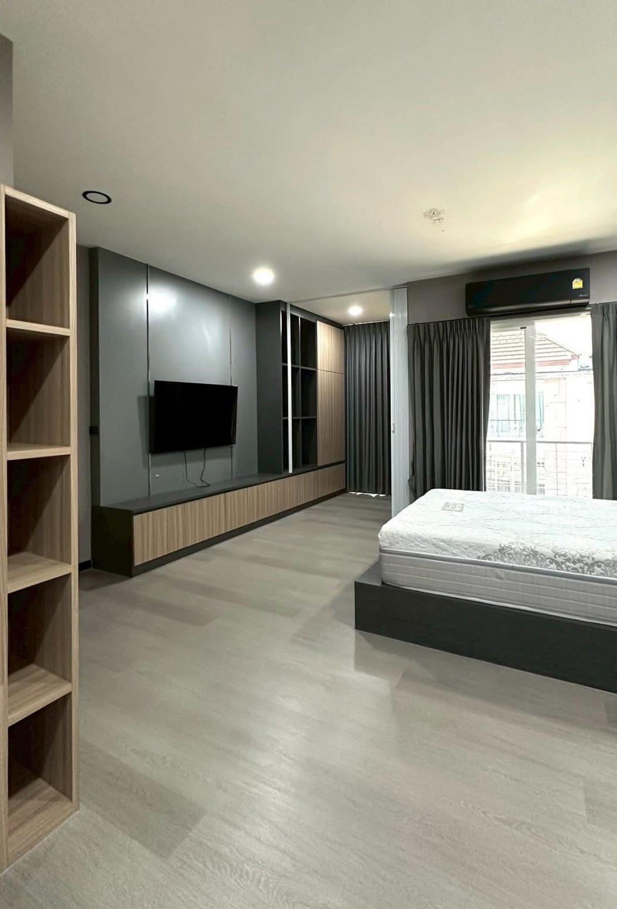 ขายทาวน์โฮมเลียบทางด่วนรามอินทรา : 03/04/2026, ทาวน์โฮมรีโนเวทสุดหรู 3 ชั้น หลังมุม ใจกลางพระราม 9 
พร้อมเฟอร์ครบ ใกล้ MRT ขาย 8.5 ล้าน หรือเช่าเดือนละ 40,000 บาท! 0642748883