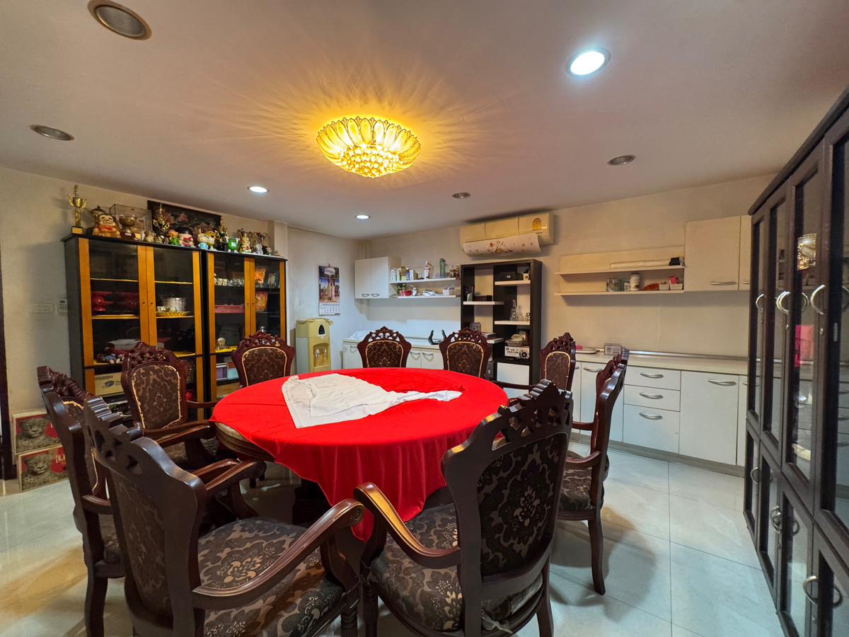 Home OfficeEakachai, Bang Bon : Massive Garden & 1st Floor Luxury Office | 5BR Detached House in Thawatphong Village BangBon5 | Luxuriously Furnished