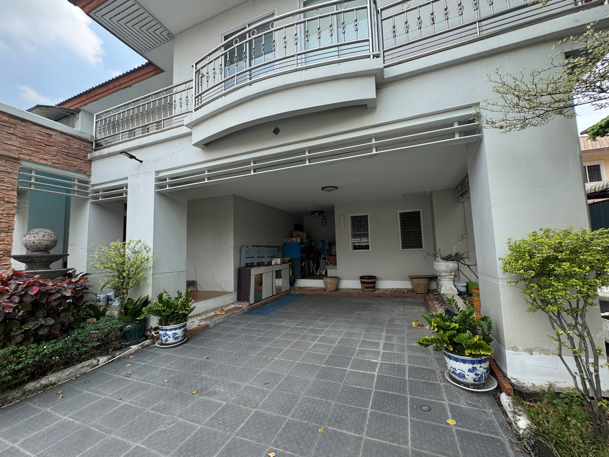 Home OfficeEakachai, Bang Bon : Massive Garden & 1st Floor Luxury Office | 5BR Detached House in Thawatphong Village BangBon5 | Luxuriously Furnished