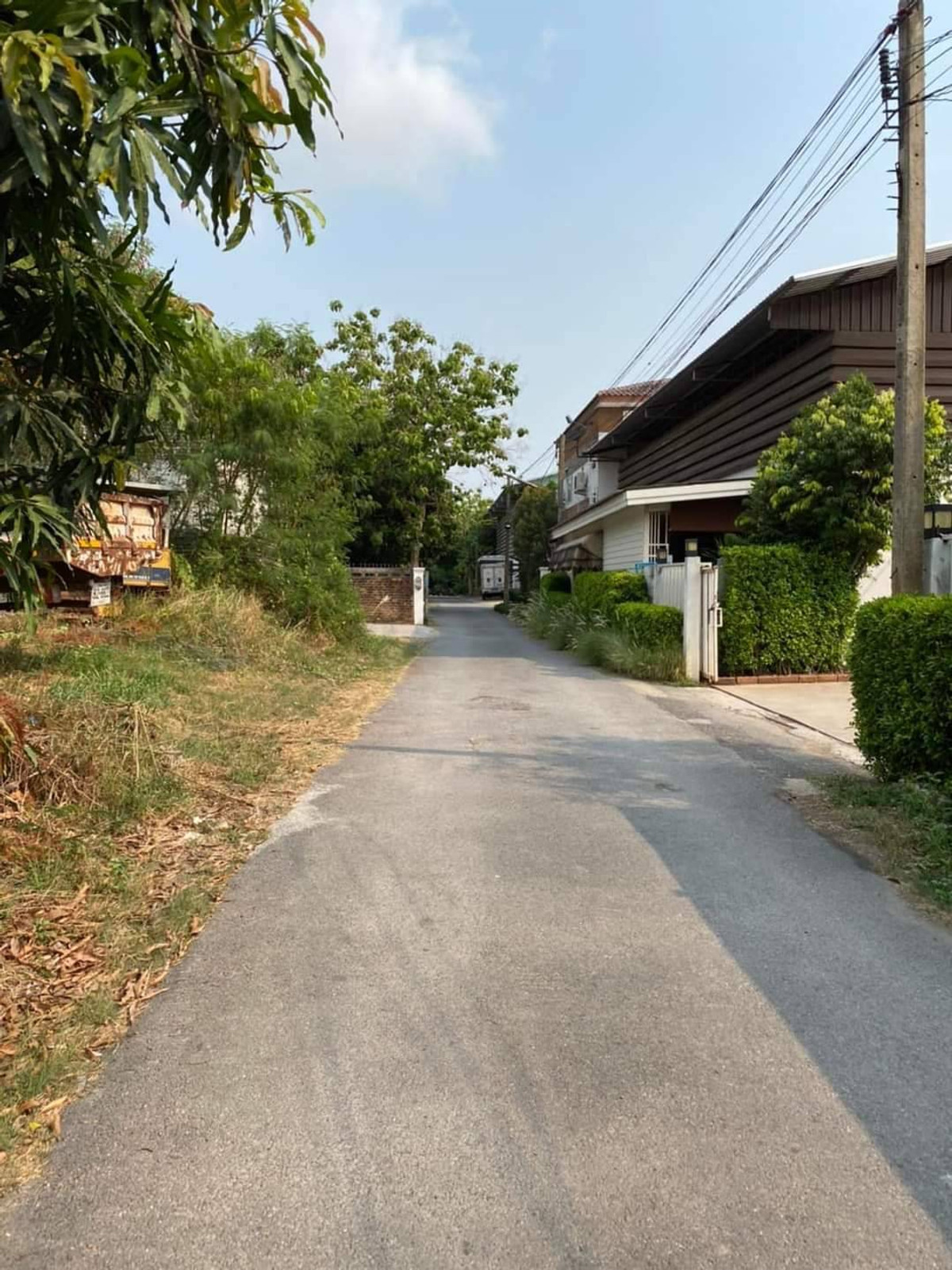 For RentWarehouseBang kae, Phetkasem : Warehouse for rent, size 450 sq m., location on Sai 4, Phutthasakhon Road, from Phutthamonthon Sai 4, only 5 km., there are 2 buildings in the same area. Now its the last one left.