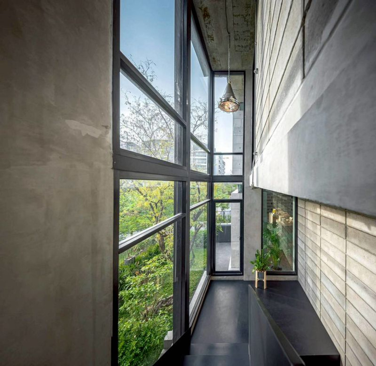 For SaleHome OfficeSapankwai,Jatujak : For sale ‼️ Land with buildings, 3-story building, modern Brutal Loft style, premium level, area 82 square meters, 4 work rooms, 3 bathrooms, 2 meeting rooms, Lat Phrao Road, Chandrakasem Subdistrict, Chatuchak District, Bangkok.