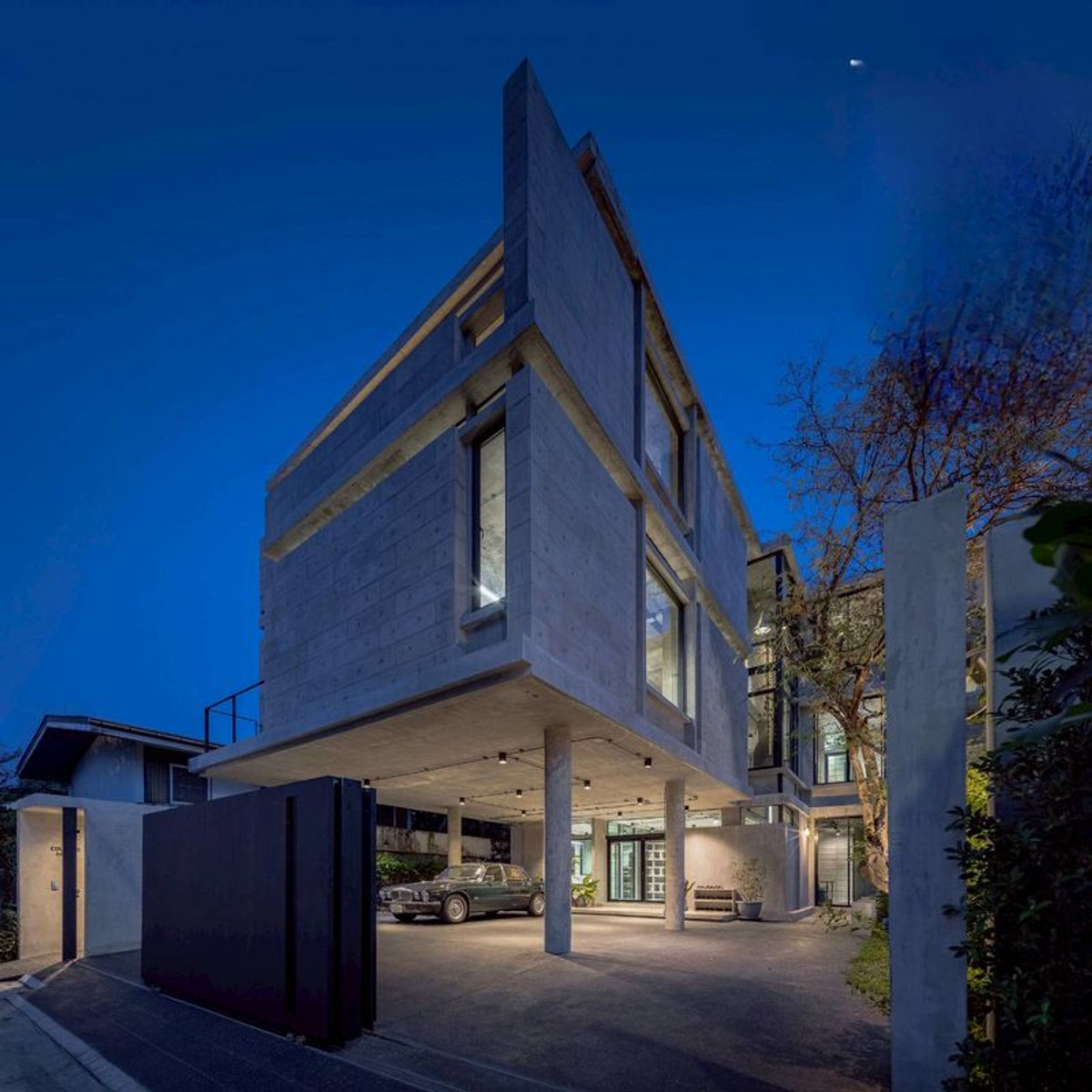 For SaleHome OfficeSapankwai,Jatujak : For sale ‼️ Land with buildings, 3-story building, modern Brutal Loft style, premium level, area 82 square meters, 4 work rooms, 3 bathrooms, 2 meeting rooms, Lat Phrao Road, Chandrakasem Subdistrict, Chatuchak District, Bangkok.