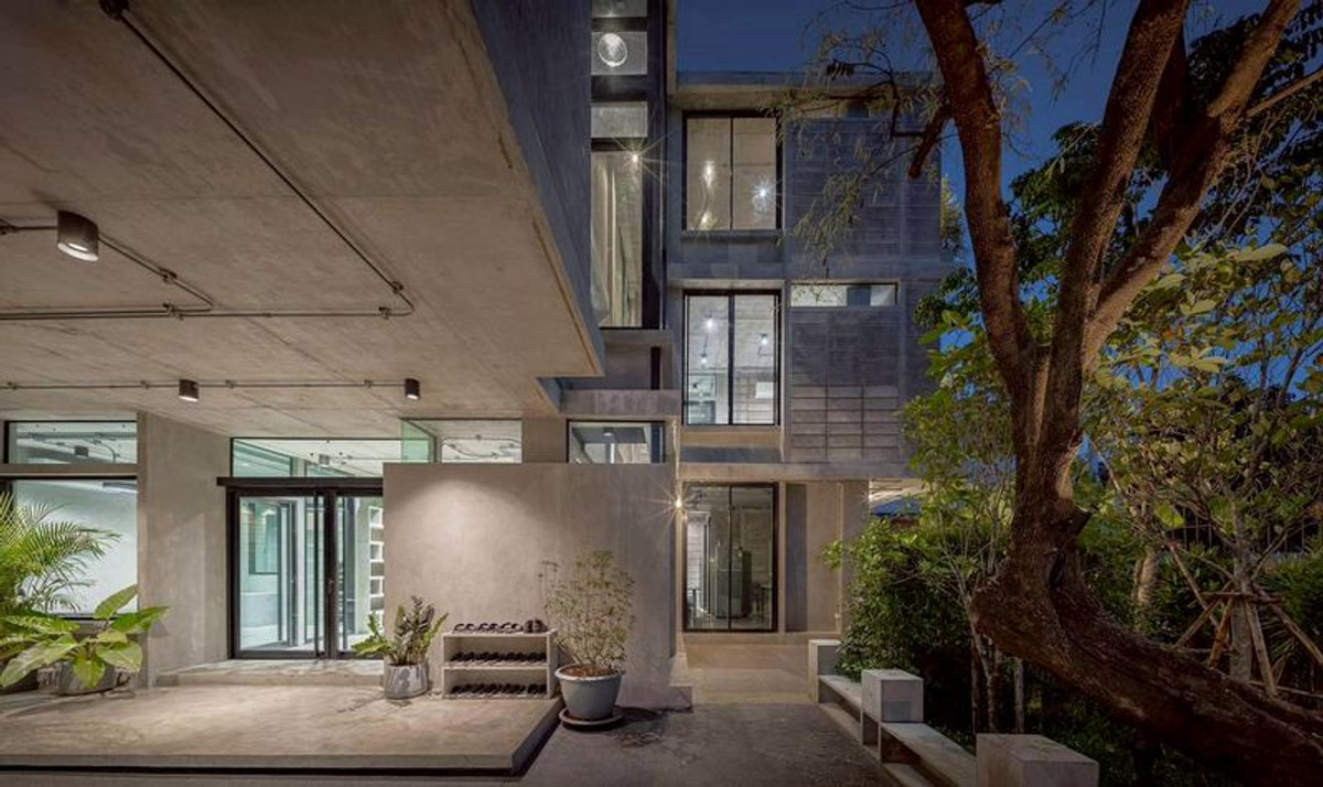 For SaleHome OfficeSapankwai,Jatujak : For sale ‼️ Land with buildings, 3-story building, modern Brutal Loft style, premium level, area 82 square meters, 4 work rooms, 3 bathrooms, 2 meeting rooms, Lat Phrao Road, Chandrakasem Subdistrict, Chatuchak District, Bangkok.