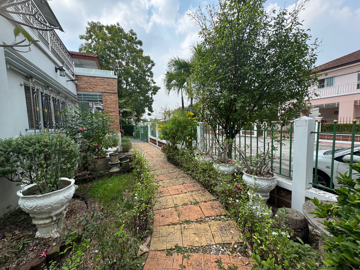 Home OfficeEakachai, Bang Bon : Massive Garden & 1st Floor Luxury Office | 5BR Detached House in Thawatphong Village BangBon5 | Luxuriously Furnished