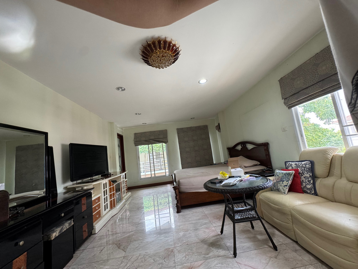 Home OfficeEakachai, Bang Bon : Massive Garden & 1st Floor Luxury Office | 5BR Detached House in Thawatphong Village BangBon5 | Luxuriously Furnished