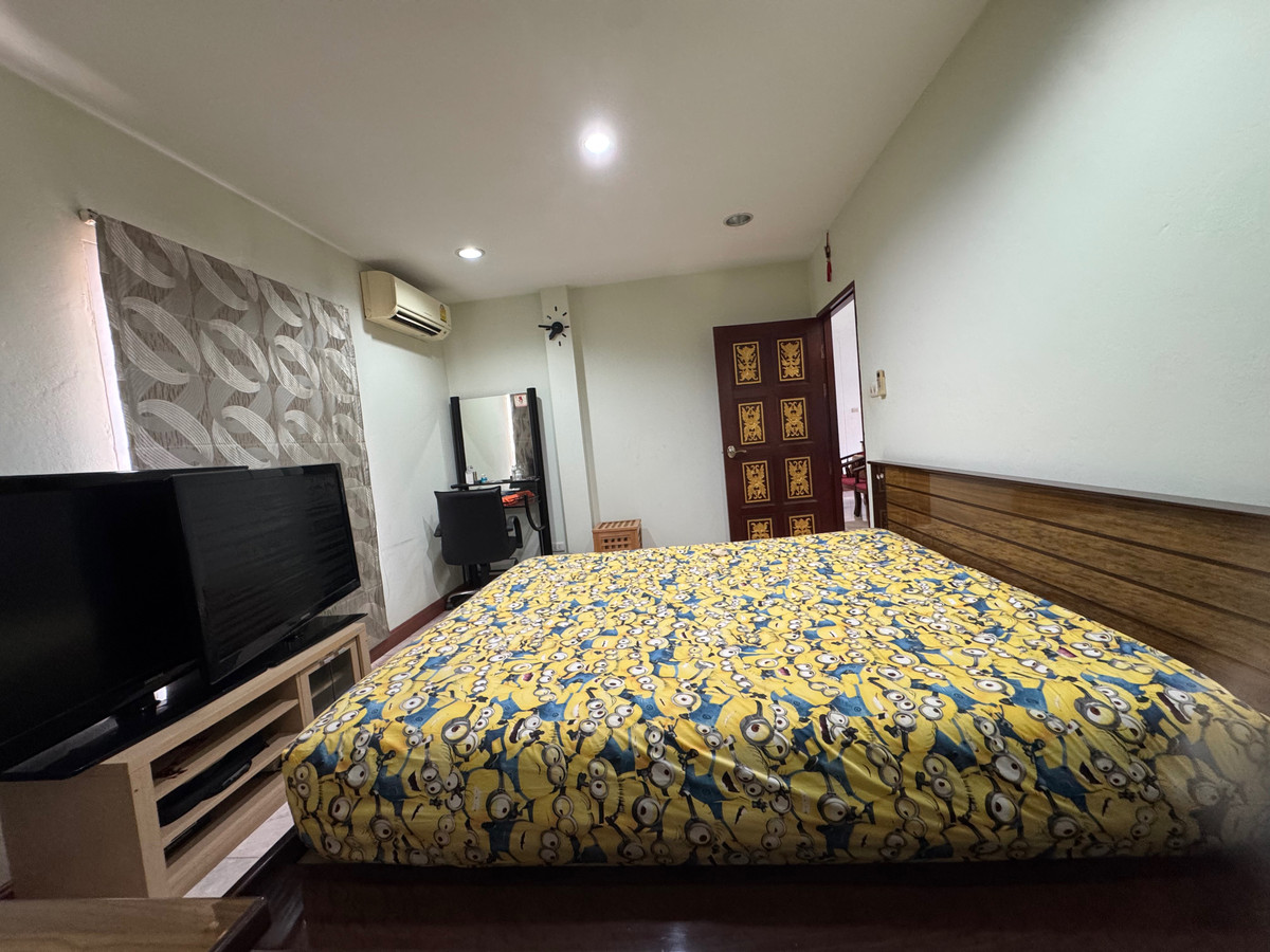Home OfficeEakachai, Bang Bon : Massive Garden & 1st Floor Luxury Office | 5BR Detached House in Thawatphong Village BangBon5 | Luxuriously Furnished