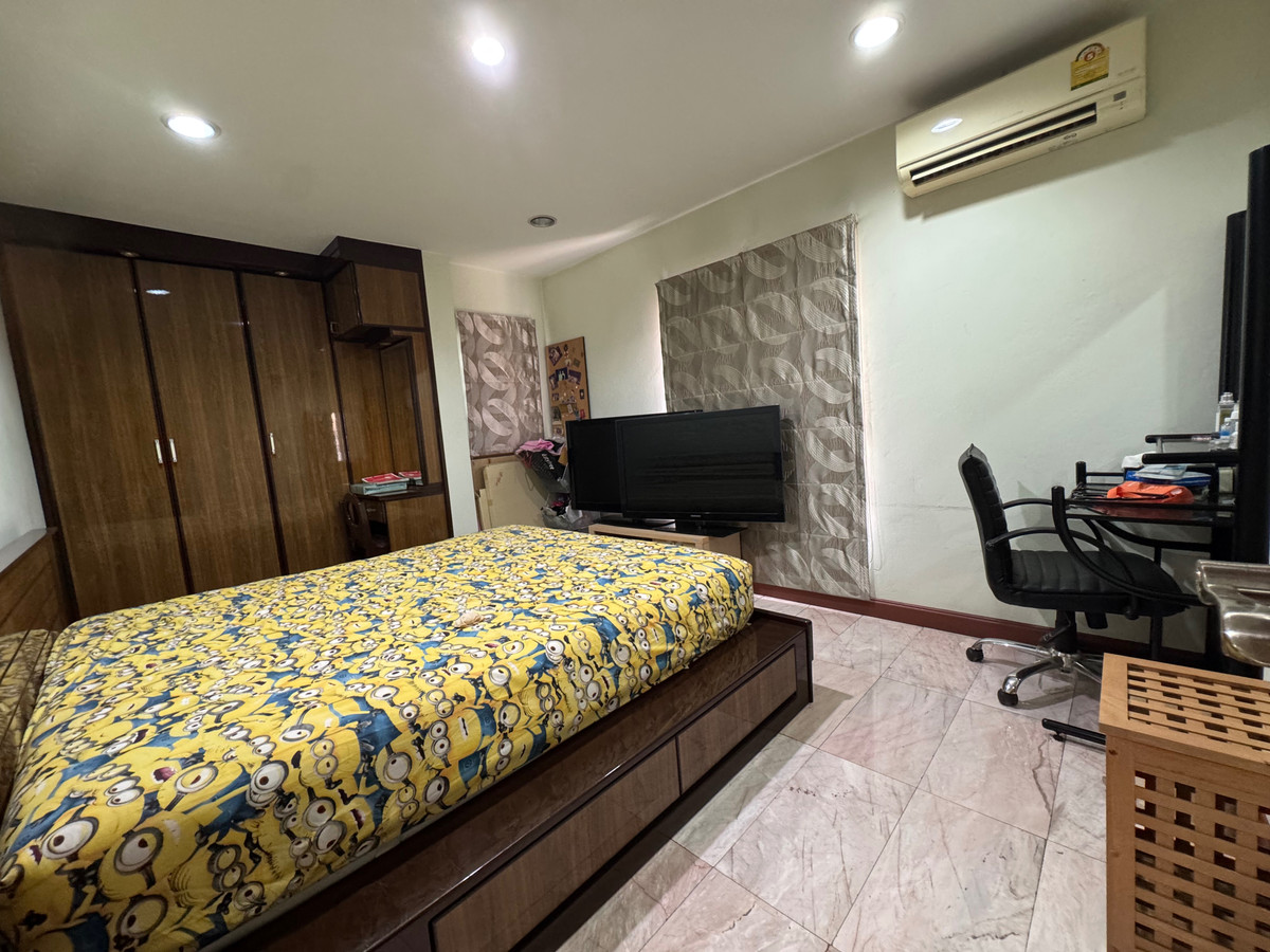 Home OfficeEakachai, Bang Bon : Massive Garden & 1st Floor Luxury Office | 5BR Detached House in Thawatphong Village BangBon5 | Luxuriously Furnished