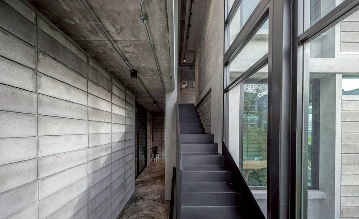 For SaleHome OfficeSapankwai,Jatujak : For sale ‼️ Land with buildings, 3-story building, modern Brutal Loft style, premium level, area 82 square meters, 4 work rooms, 3 bathrooms, 2 meeting rooms, Lat Phrao Road, Chandrakasem Subdistrict, Chatuchak District, Bangkok.