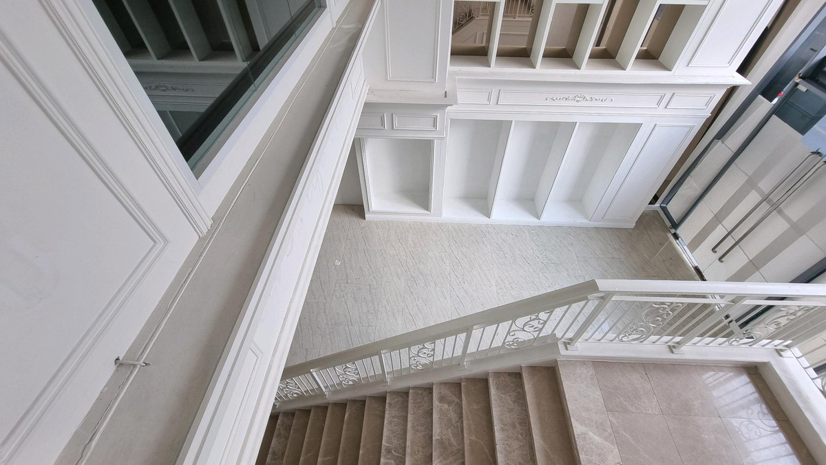 ให้เช่าร้านค้า/ตลาดนัดสุขุมวิท อโศก ทองหล่อ : พื้นที่ ให้เช่า ทองหล่อ 182.7 ตรม. เพดานสูง (ทักมามีให้เลือกหลายที่ในสุขุมวิท)