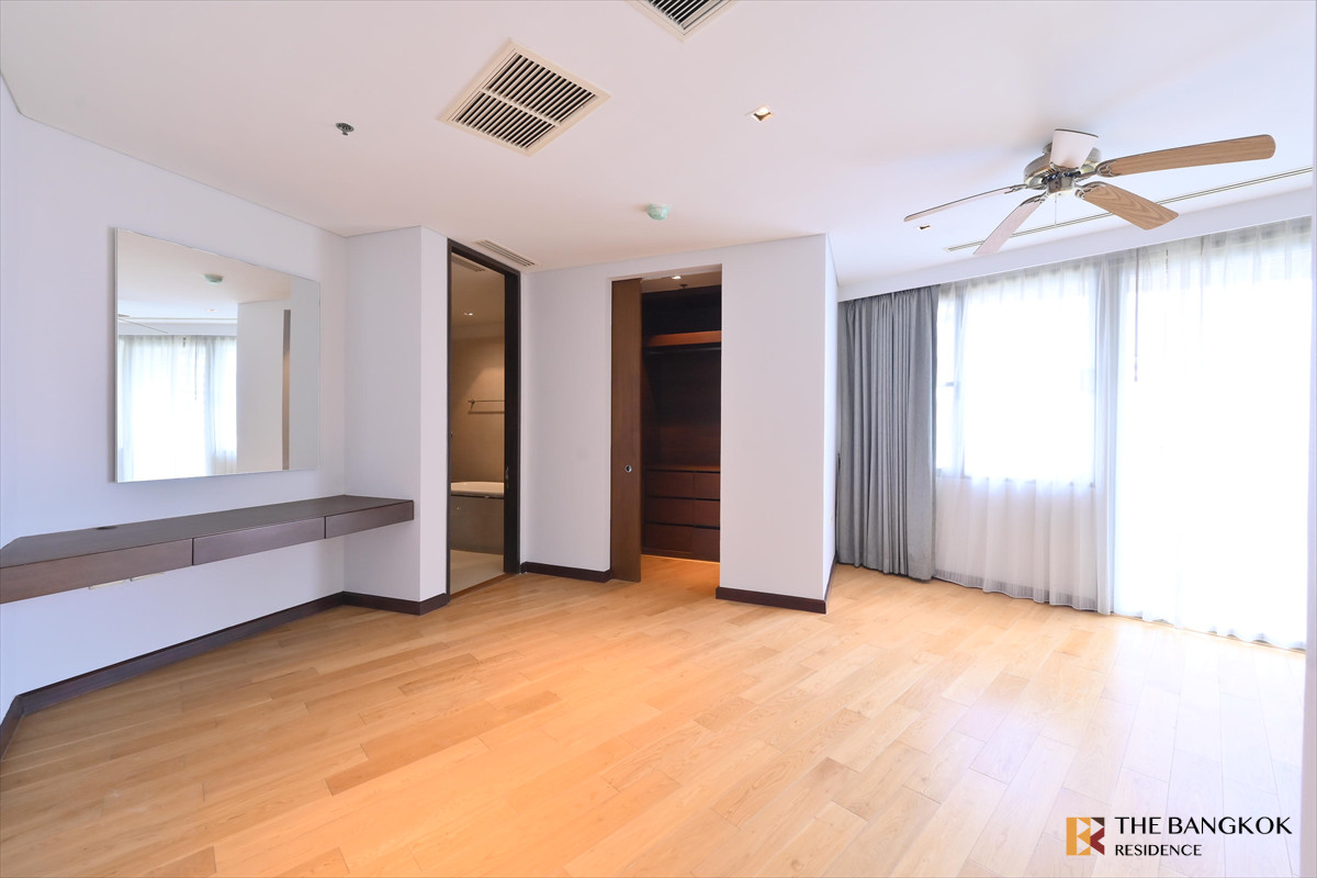 For RentCondoSukhumvit, Asoke, Thonglor : The Lakes 💎 Elegant High-Rise Unit with Lake View & Large Balcony 