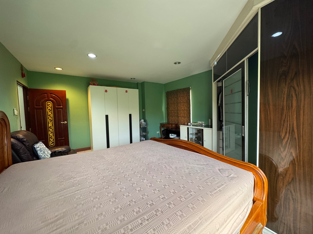 Home OfficeEakachai, Bang Bon : Massive Garden & 1st Floor Luxury Office | 5BR Detached House in Thawatphong Village BangBon5 | Luxuriously Furnished