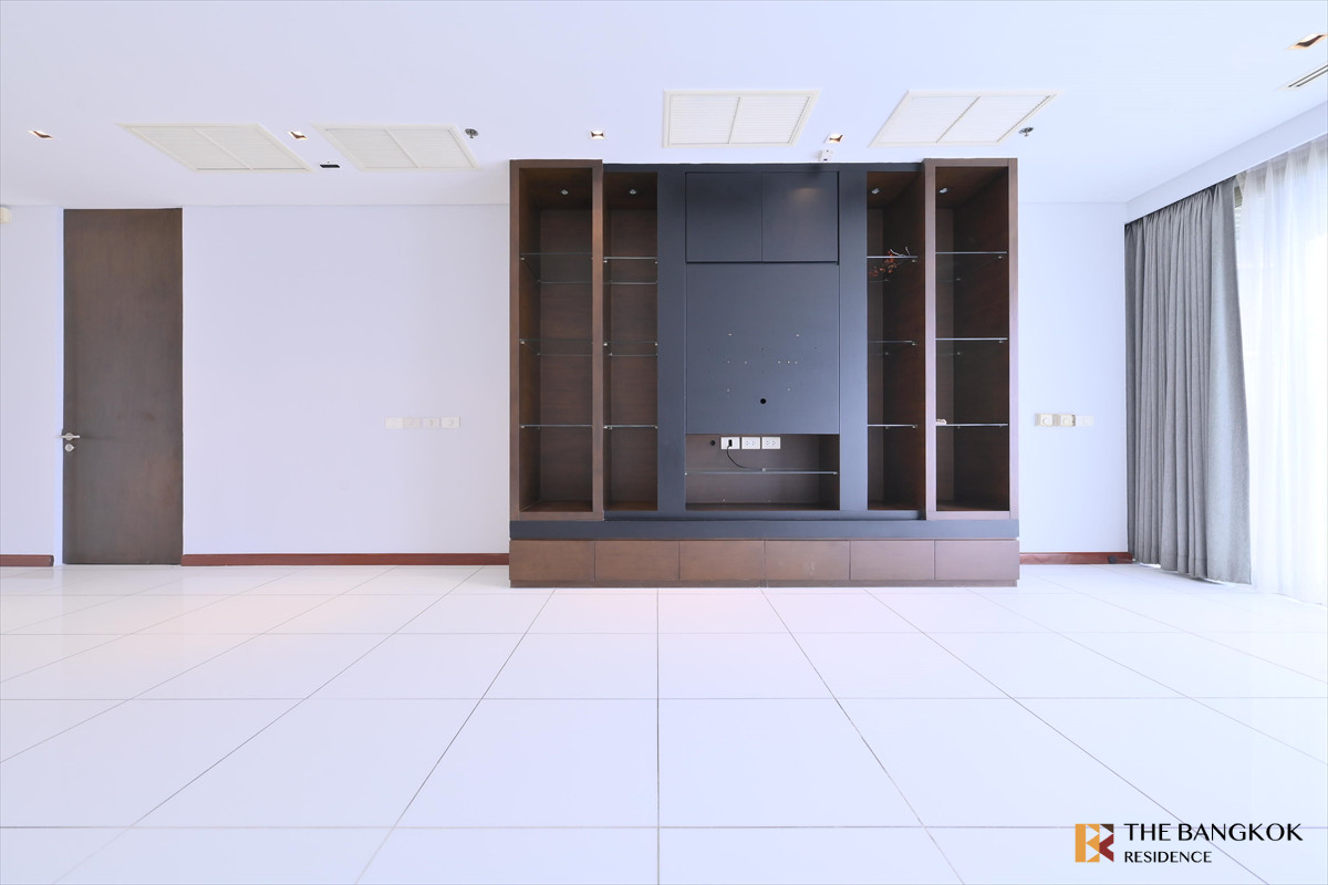 For RentCondoSukhumvit, Asoke, Thonglor : The Lakes 💎 Elegant High-Rise Unit with Lake View & Large Balcony 