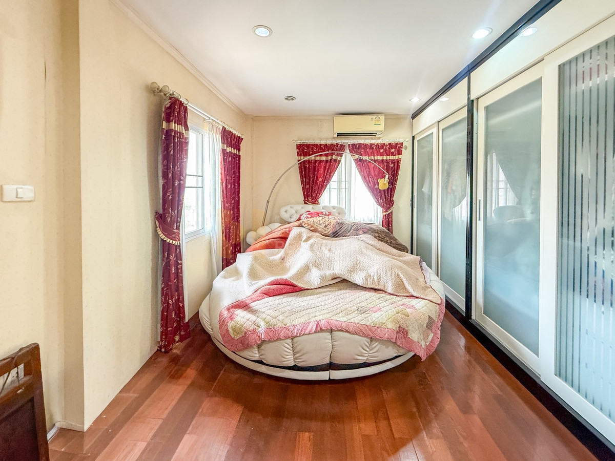 ขายบ้านมีนบุรี-ร่มเกล้า : หลังใหญ่ ใกล้ทางด่วน มีห้องนอนชั้นล่าง 🔥 เค.ซี. เนเชอรัลซิตี้ รามคำแหง / 4 ห้องนอน (ขาย), K.C. Natural City Ramkhamhaeng / 4 Bedrooms (FOR SALE) AA612