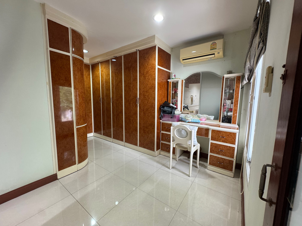Home OfficeEakachai, Bang Bon : Massive Garden & 1st Floor Luxury Office | 5BR Detached House in Thawatphong Village BangBon5 | Luxuriously Furnished