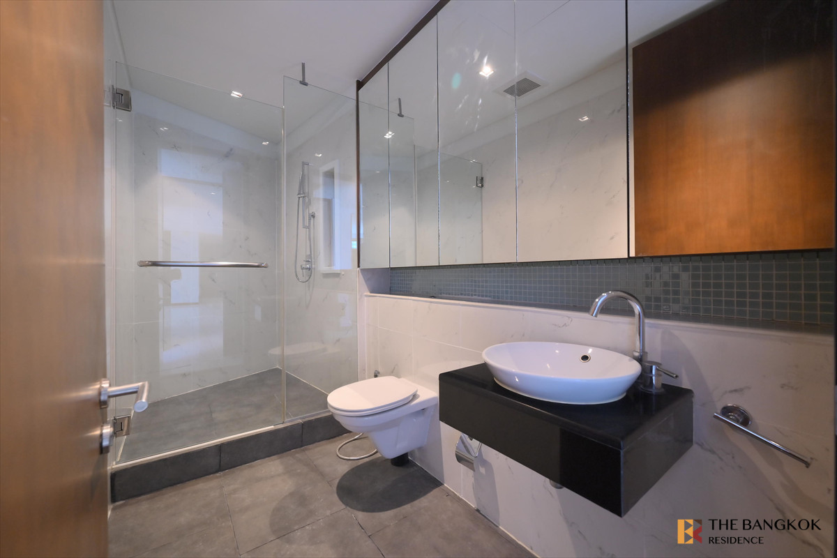 For RentCondoSukhumvit, Asoke, Thonglor : The Lakes 💎 Elegant High-Rise Unit with Lake View & Large Balcony 