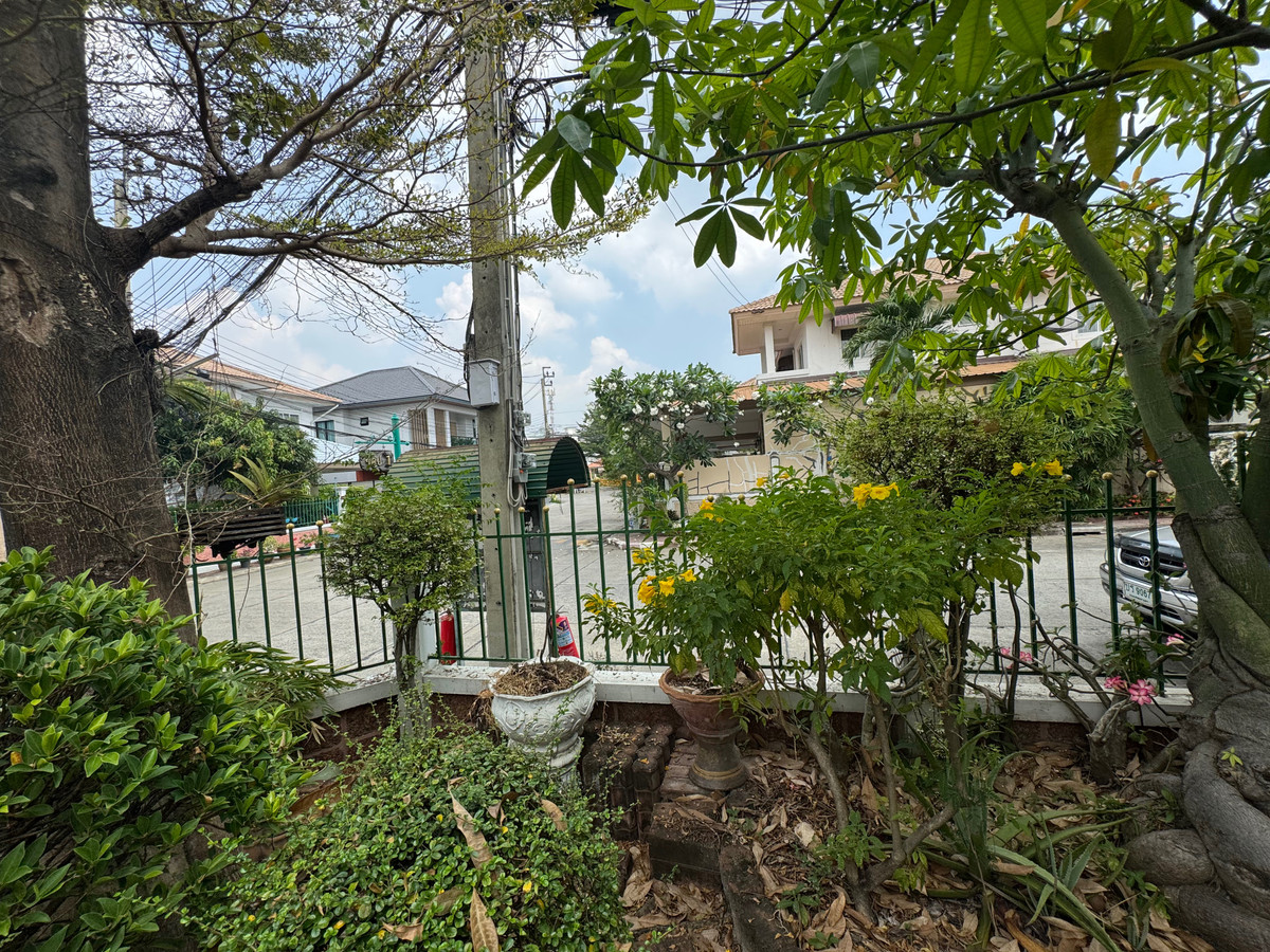 Home OfficeEakachai, Bang Bon : Massive Garden & 1st Floor Luxury Office | 5BR Detached House in Thawatphong Village BangBon5 | Luxuriously Furnished