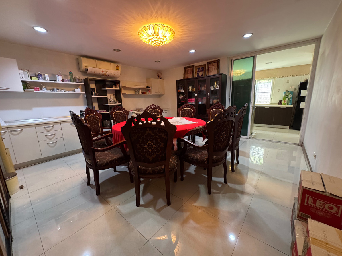 Home OfficeEakachai, Bang Bon : Massive Garden & 1st Floor Luxury Office | 5BR Detached House in Thawatphong Village BangBon5 | Luxuriously Furnished