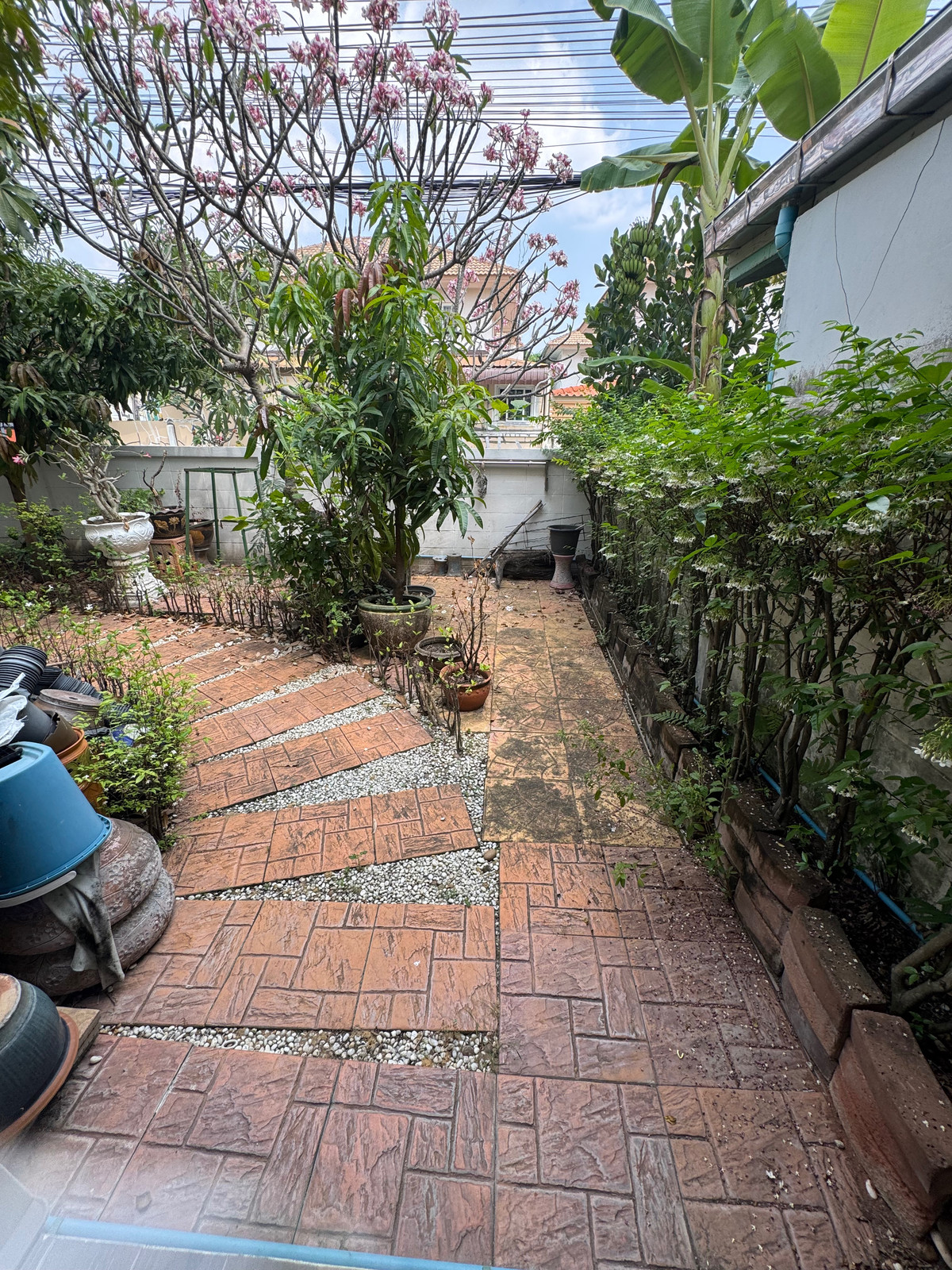 Home OfficeEakachai, Bang Bon : Massive Garden & 1st Floor Luxury Office | 5BR Detached House in Thawatphong Village BangBon5 | Luxuriously Furnished