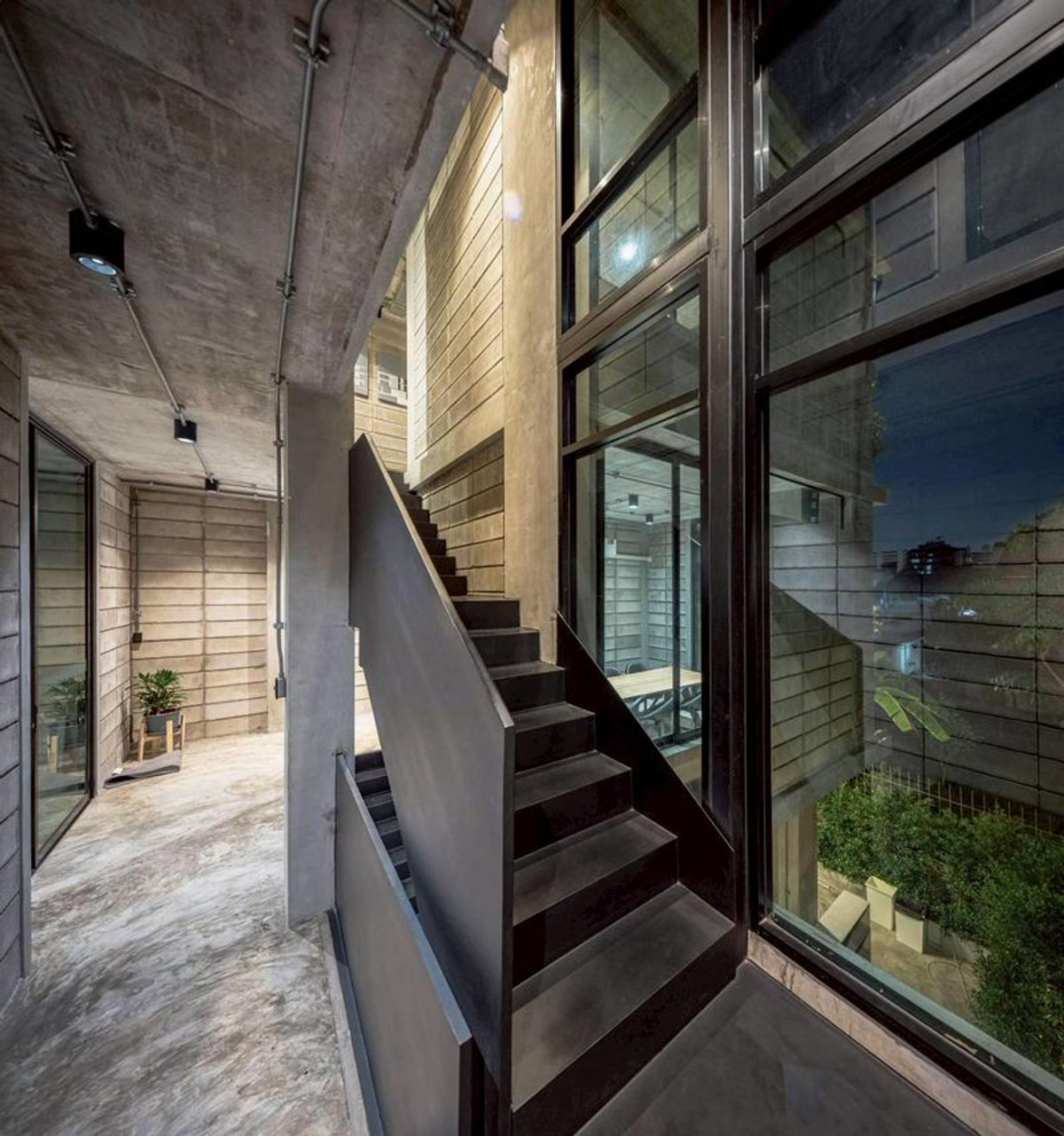 For SaleHome OfficeSapankwai,Jatujak : For sale ‼️ Land with buildings, 3-story building, modern Brutal Loft style, premium level, area 82 square meters, 4 work rooms, 3 bathrooms, 2 meeting rooms, Lat Phrao Road, Chandrakasem Subdistrict, Chatuchak District, Bangkok.