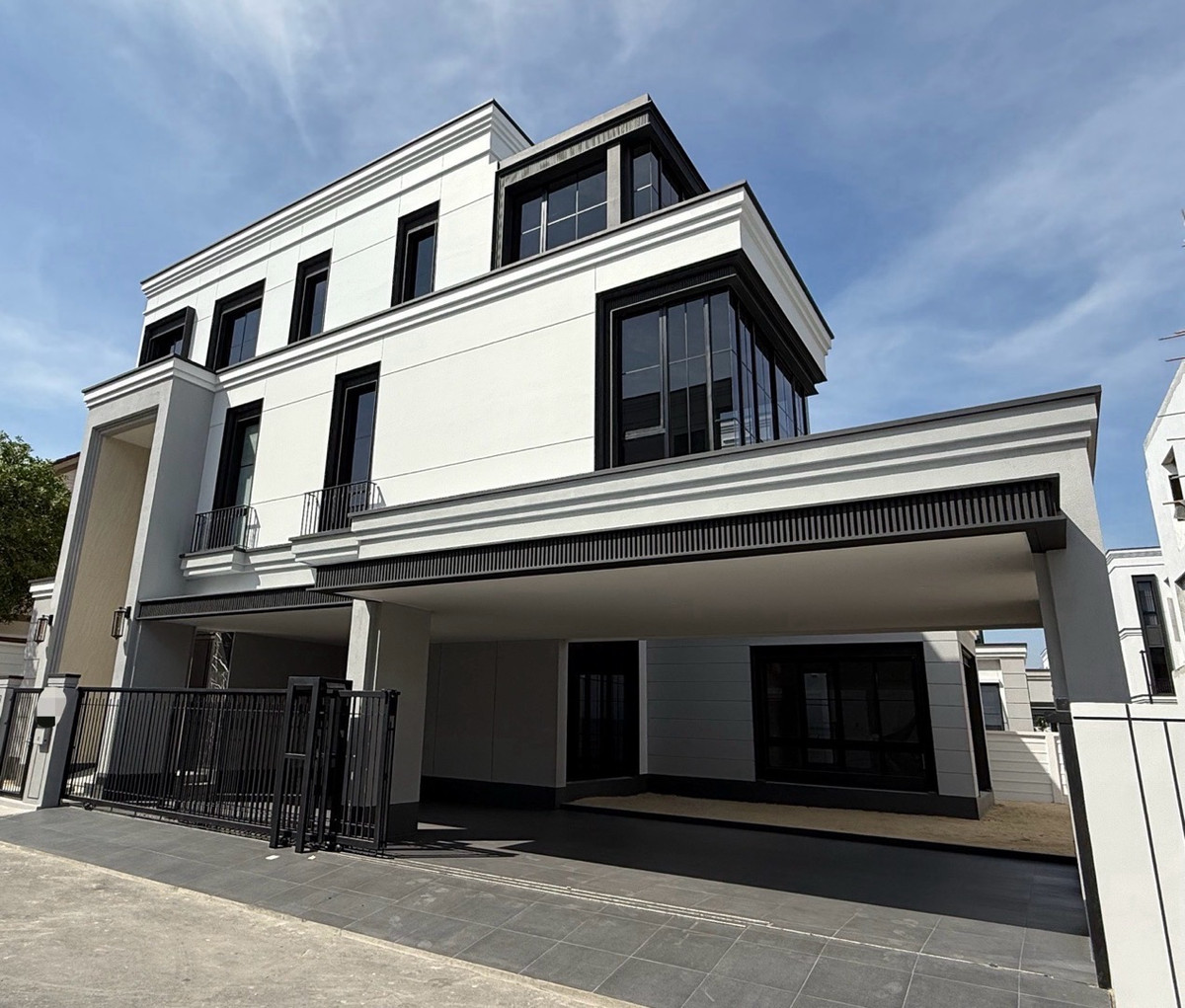 For RentHousePattanakan, Srinakarin : บ้านหรูมีสระน้ำส่วนตัวและลิฟต์ ใกล้โรงเรียนนานาชาติ