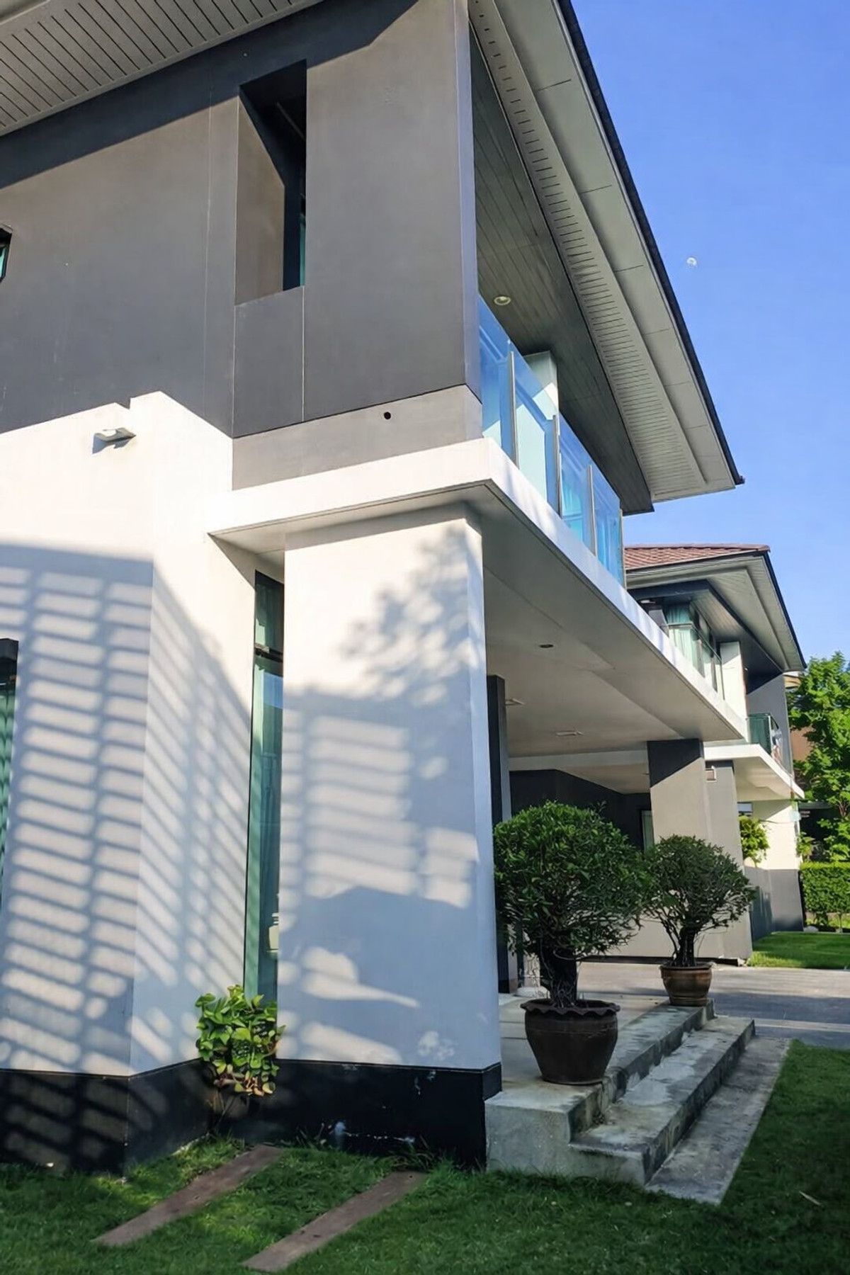 ให้เช่าบ้านพัฒนาการ ศรีนครินทร์ : 🏡 บ้านเดี่ยวหลังใหญ่ โครงการ Setthasiri Krungthep Kreetha  แปลงมุม สวนใหญ่ พื้นที่ส่วนตัวสูง หลังบ้านไม่ติดใคร