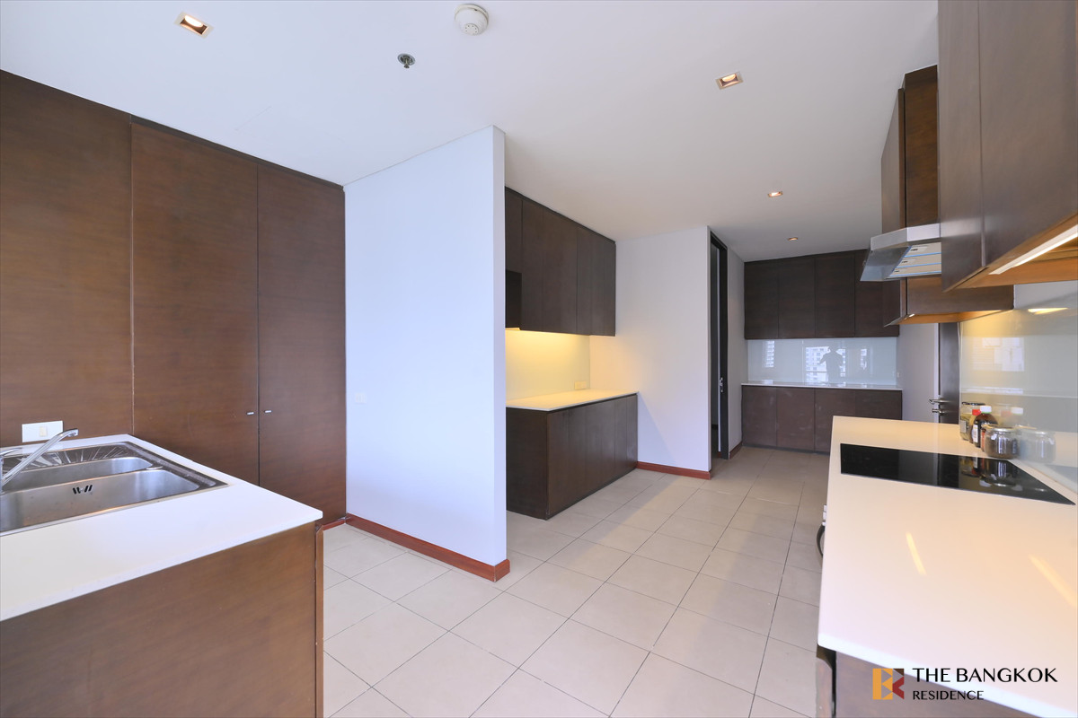 For RentCondoSukhumvit, Asoke, Thonglor : The Lakes 💎 Elegant High-Rise Unit with Lake View & Large Balcony 