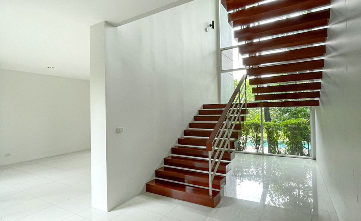 ขายบ้านนนทบุรี บางใหญ่ บางบัวทอง : 🔥ขายด่วน! บ้านสุดหรู พร้อมสระว่ายน้ำ Nichada Park (5+1 ห้องนอน 8 ห้องน้ำ)