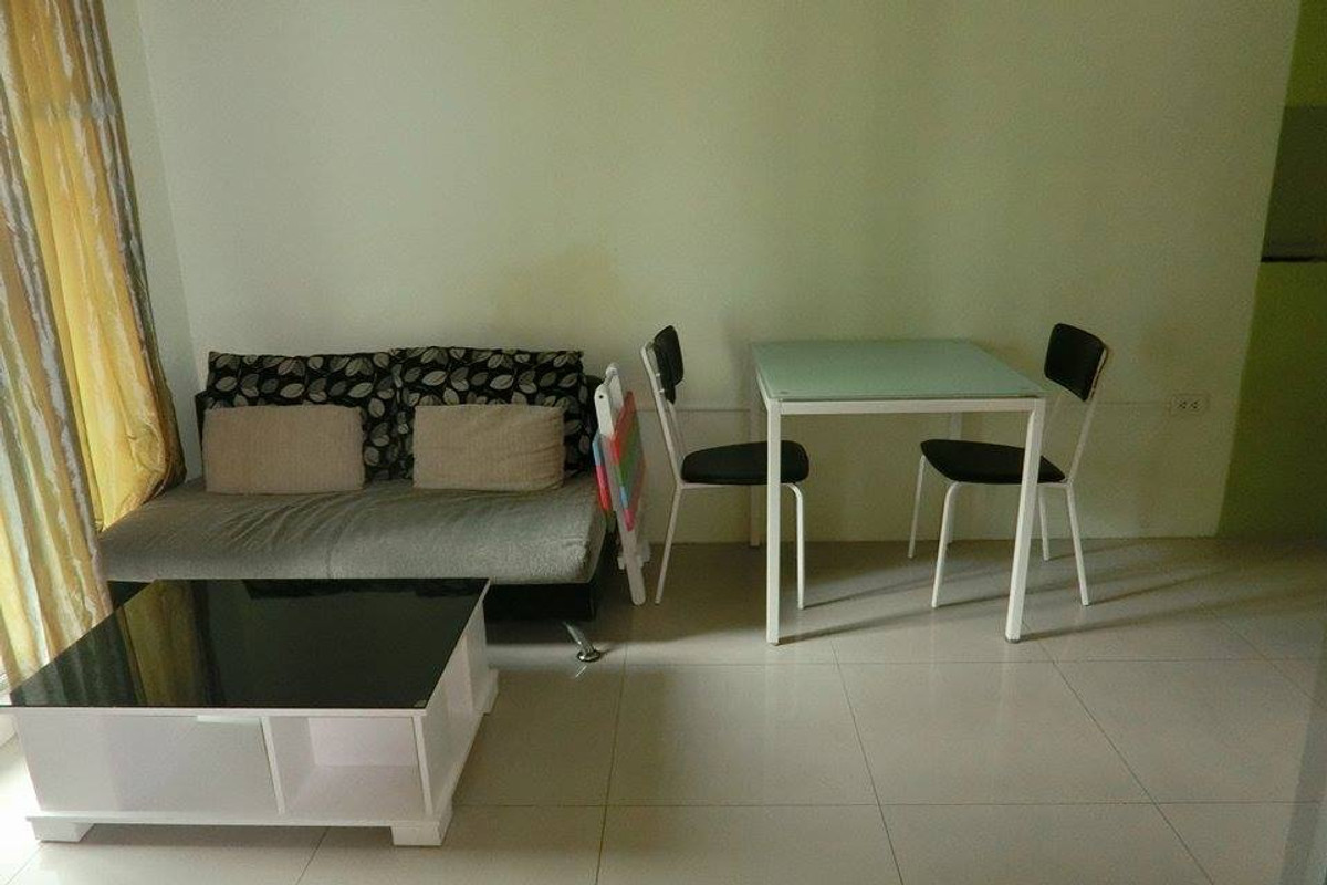 ให้เช่าคอนโดอ่อนนุช อุดมสุข : ห้องนั่งเล่นกว้าง ขนาด พอดี ราคาลดพิเศษ วิว สวนสระ สวยมาก