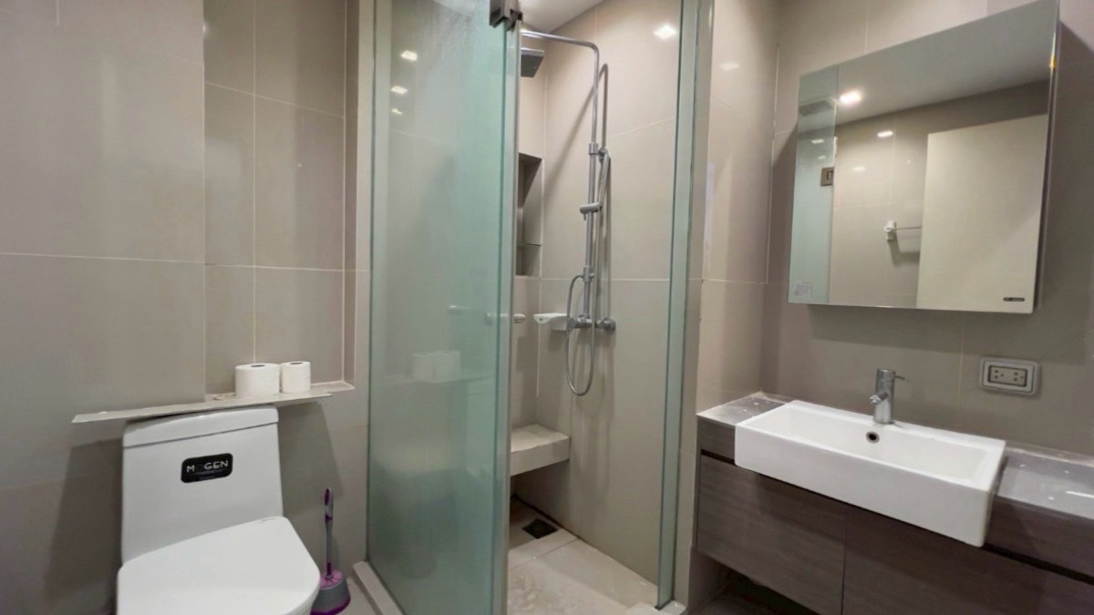 For RentCondoRatchadapisek, Huaikwang, Suttisan : 𝗕𝗶𝗴 𝗿𝗼𝗼𝗺 𝟰𝟱 𝘀𝗾𝗺. 𝗕𝗲𝘀𝘁 𝗽𝗿𝗶𝗰𝗲 𝗶𝗻 𝘁𝗵𝗲 𝗯𝘂𝗶𝗹𝗱𝗶𝗻𝗴 ✨ 𝗤𝘂𝗶𝗻𝗻 𝗥𝗮𝘁𝗰𝗵𝗮𝗱𝗮 𝟭𝟳.