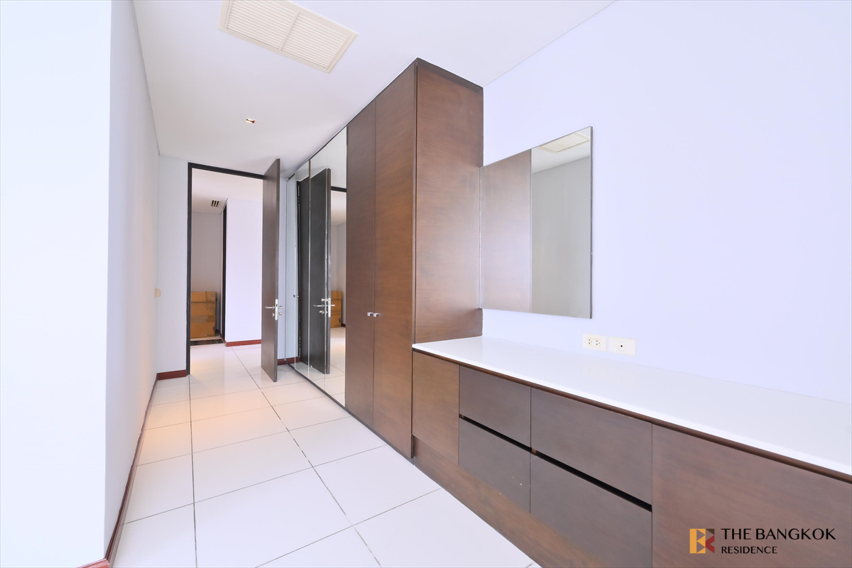 For RentCondoSukhumvit, Asoke, Thonglor : The Lakes 💎 Elegant High-Rise Unit with Lake View & Large Balcony 