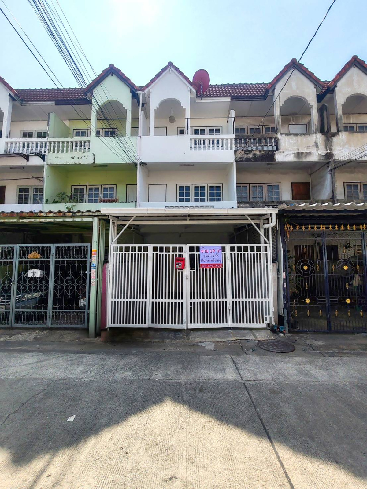 ขายทาวน์โฮมนนทบุรี บางใหญ่ บางบัวทอง : ของต้องรีบคว้า รีโนเวททั้งหลัง ทำเลงามวงศ์วาน 18 !!! ขาย ทาวน์เฮ้าส์ 3 ชั้น 5 ห้องนอน 19 ตร.ว. ใกล้เดอะมอลล์และทางด่วนด่านประชาชื่น พร้อมเข้าอยู่ทันที