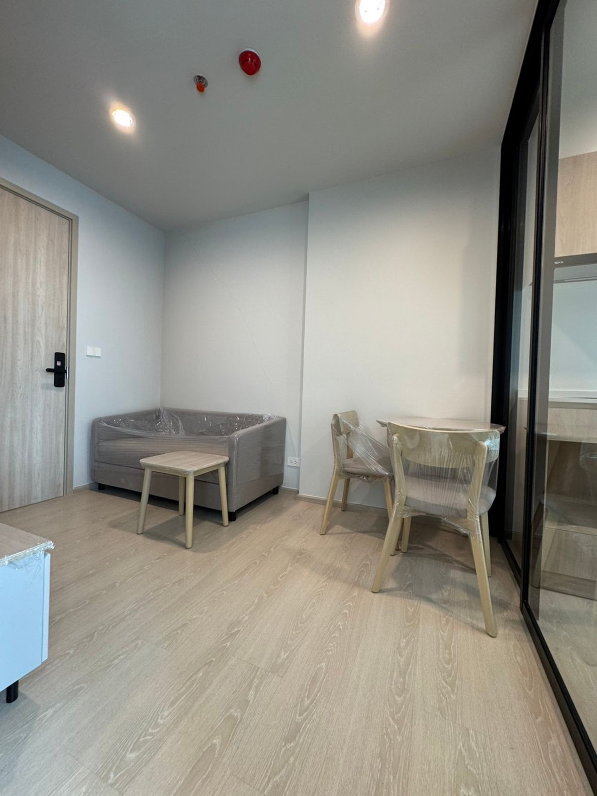 คอนโดบางนา แบริ่ง ลาซาล : ขายขาดทุน !!!!!  คอนโด NUE MEGA BANGNA ชั้น 19 ไม่ร้อนไม่โดนแดด 26ตรม. ฟรีเครื่องใช้ไฟฟ้าและม่านอย่างดีกันแสงสะท้อนกลับ