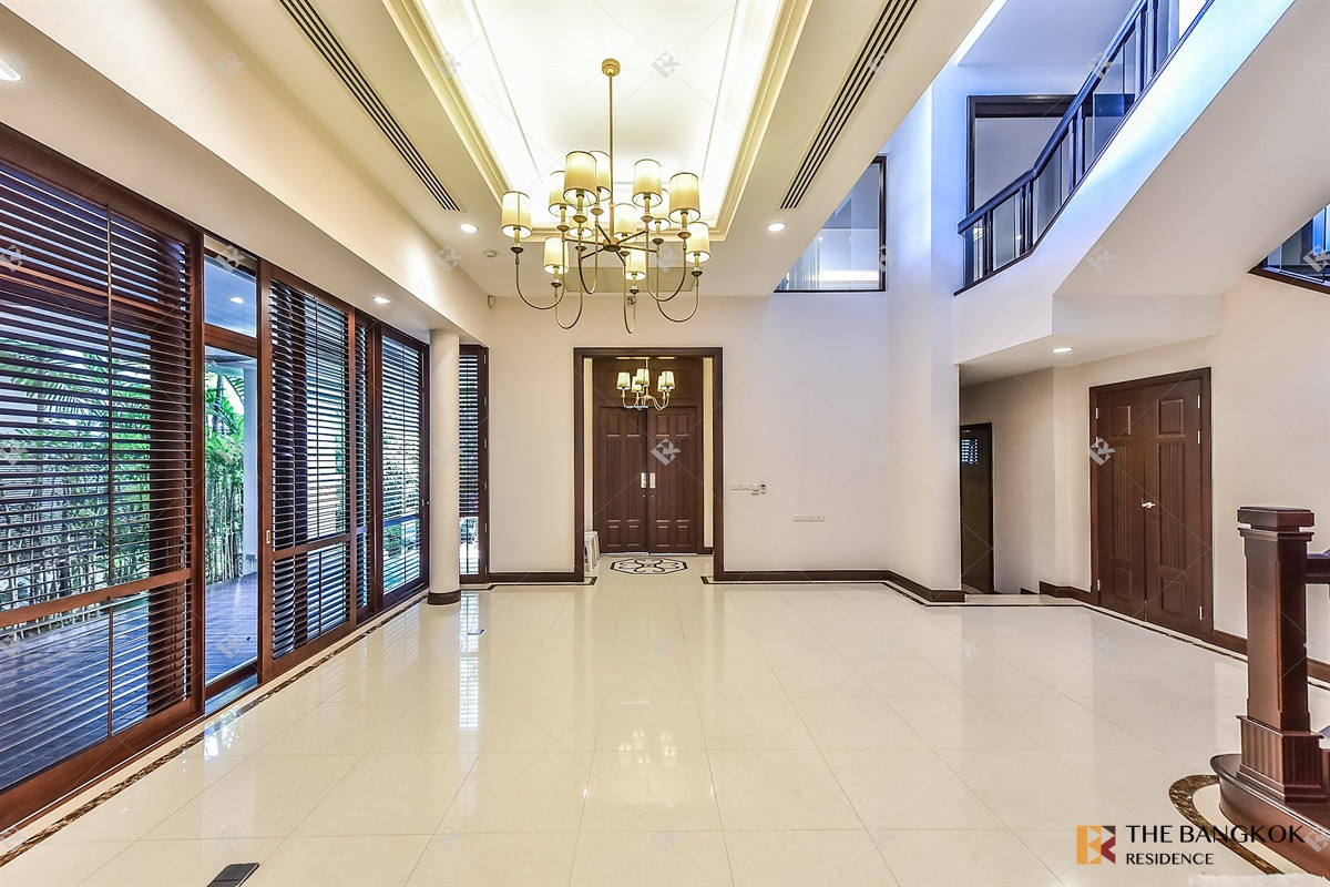 For RentHouseSukhumvit, Asoke, Thonglor :  Elegant Classic Style House 💎Elegant classic home, spacious & private in central Sukhumvit🍃 