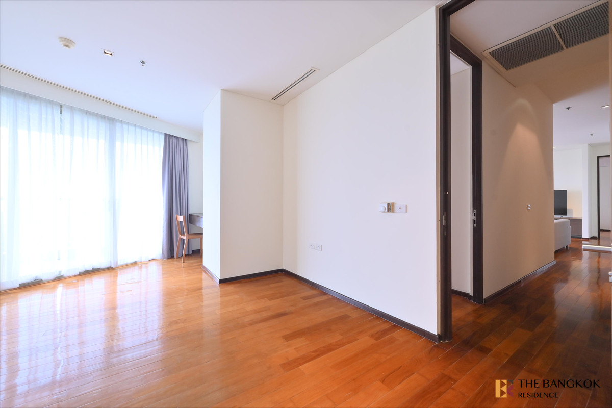 For RentCondoSukhumvit, Asoke, Thonglor :  Spacious Unit at The Lakes 💎 Luxury high-floor unit with stunning river & skyline views 🏞️ 