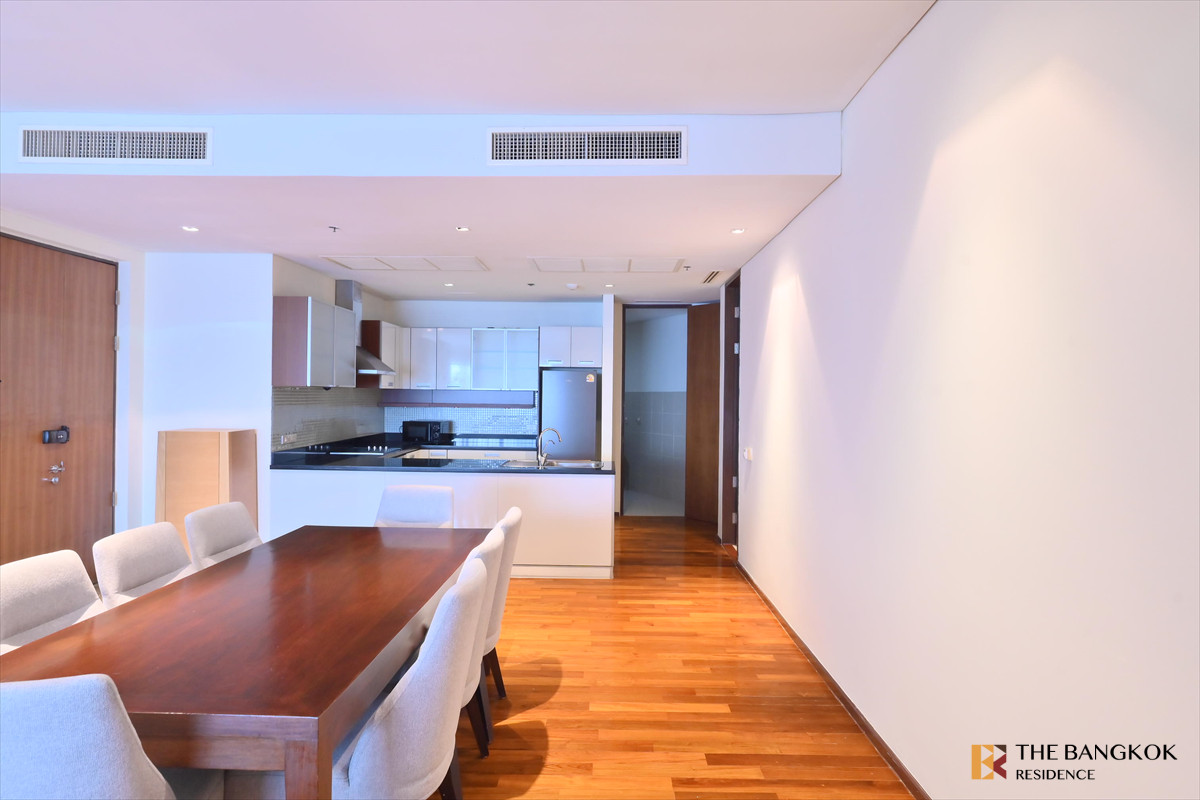 For RentCondoSukhumvit, Asoke, Thonglor :  Spacious Unit at The Lakes 💎 Luxury high-floor unit with stunning river & skyline views 🏞️ 