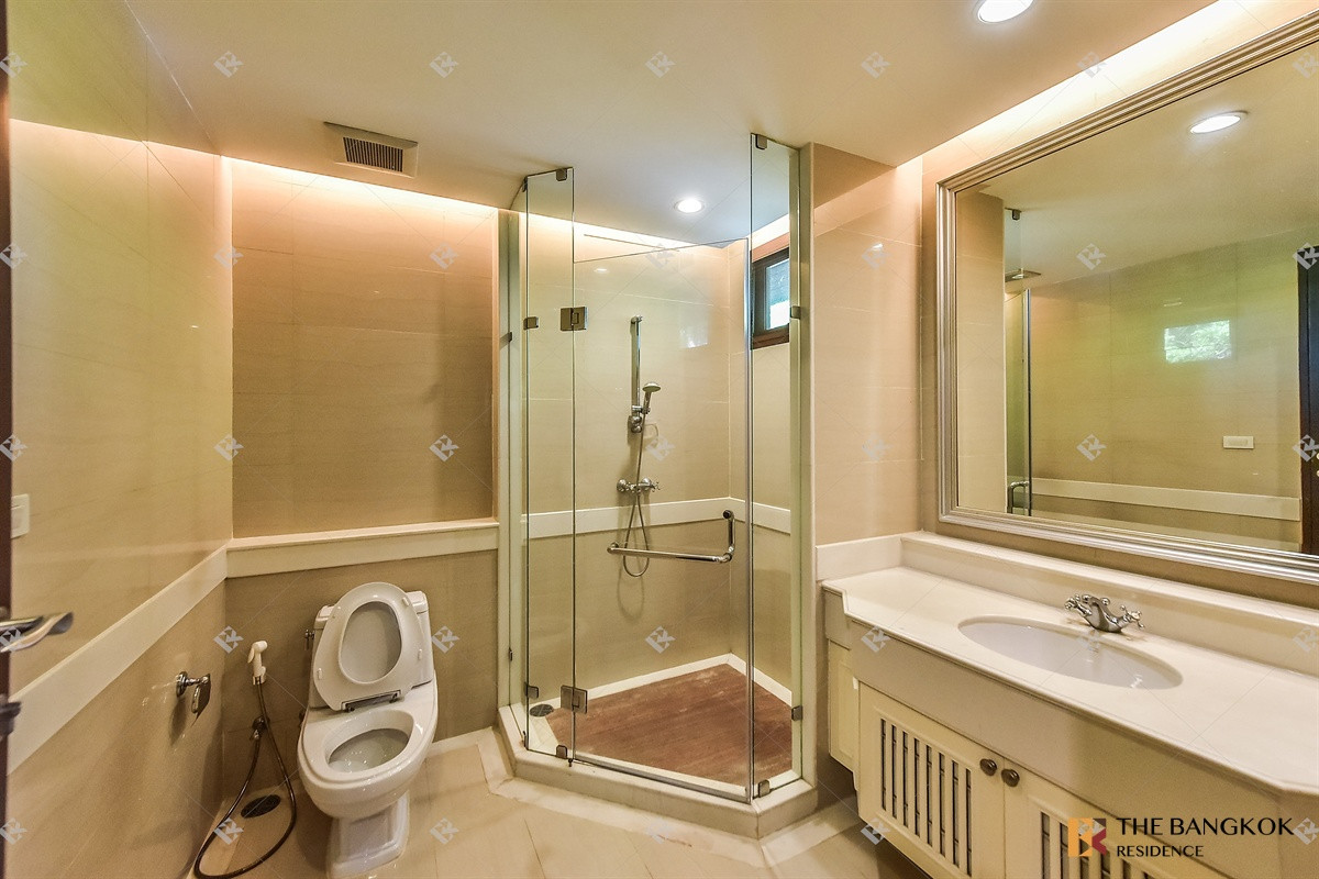 For RentHouseSukhumvit, Asoke, Thonglor :  Elegant Classic Style House 💎Elegant classic home, spacious & private in central Sukhumvit🍃 