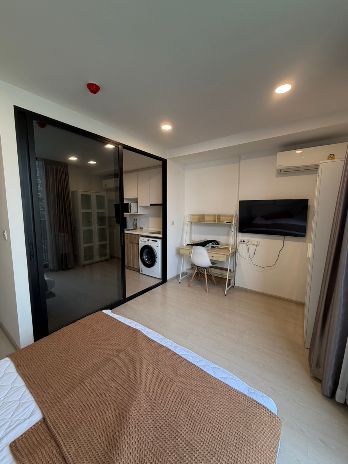 For RentCondoSukhumvit, Asoke, Thonglor : Condo for rent, Noble Ambience Sukhumvit 42, good location, near BTS Ekkamai 350 m. Rental price 17,000.00 Baht.