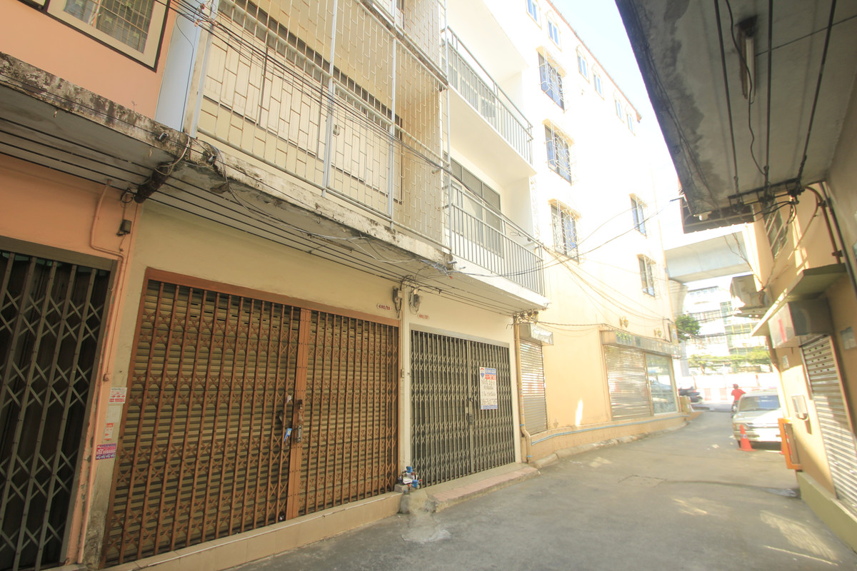 For SaleShop HouseRathburana, Suksawat : Suksawat Daokhanong Commercial Building Near Chom Thong Wutthakat BTS, 3 floors, additions, residential, warehouse, Rama 2 Expressway, Dao Khanong Market, price negotiable.