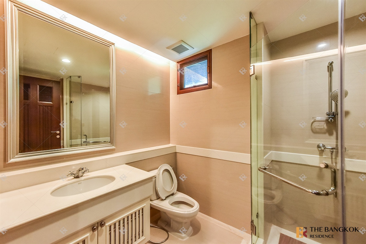 For RentHouseSukhumvit, Asoke, Thonglor :  Elegant Classic Style House 💎Elegant classic home, spacious & private in central Sukhumvit🍃 