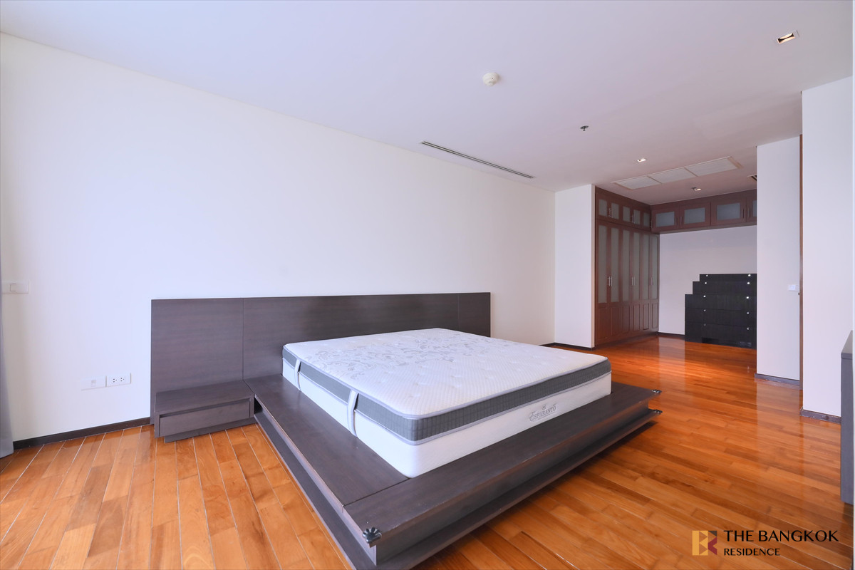 For RentCondoSukhumvit, Asoke, Thonglor :  Spacious Unit at The Lakes 💎 Luxury high-floor unit with stunning river & skyline views 🏞️ 