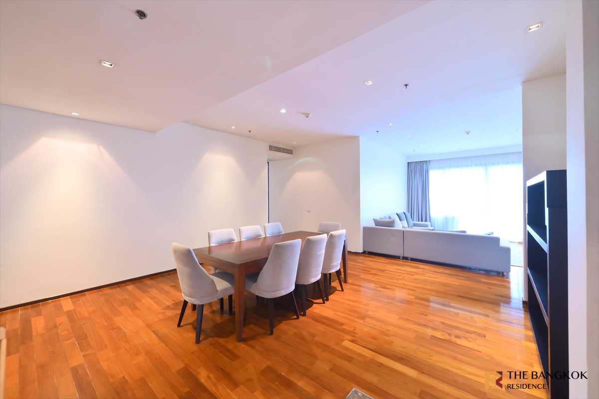 For RentCondoSukhumvit, Asoke, Thonglor :  Spacious Unit at The Lakes 💎 Luxury high-floor unit with stunning river & skyline views 🏞️ 