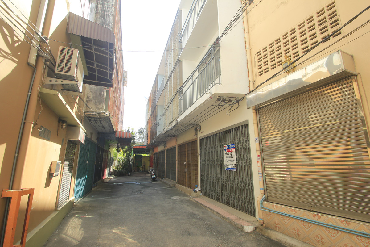 For SaleShop HouseRathburana, Suksawat : Suksawat Daokhanong Commercial Building Near Chom Thong Wutthakat BTS, 3 floors, additions, residential, warehouse, Rama 2 Expressway, Dao Khanong Market, price negotiable.
