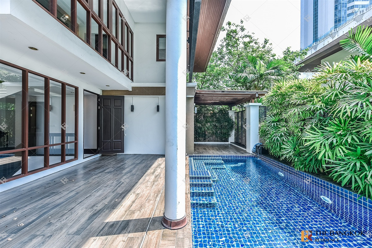 For RentHouseSukhumvit, Asoke, Thonglor :  Elegant Classic Style House 💎Elegant classic home, spacious & private in central Sukhumvit🍃 