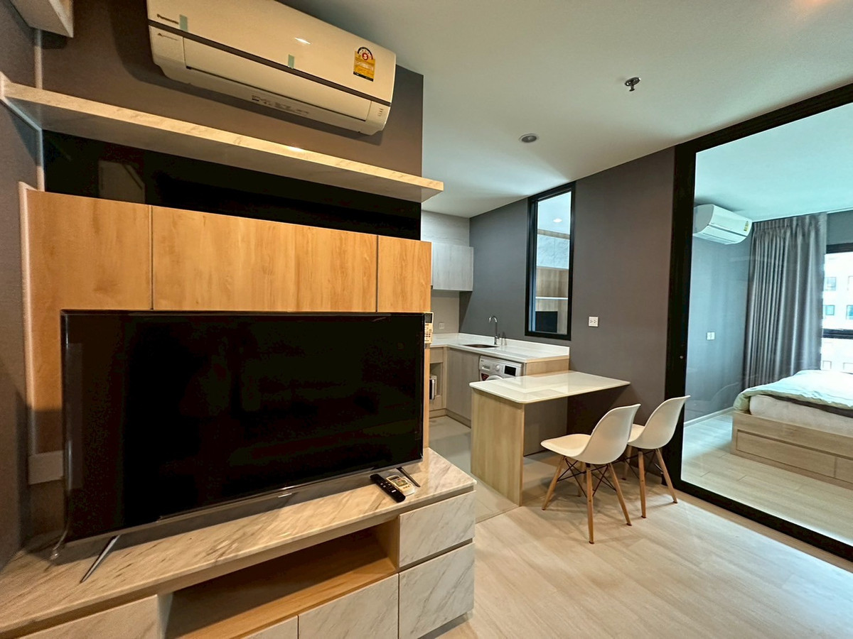 For RentCondoRama9, Petchburi, RCA : Find a renter urgently Available room, good price, location next to MRT and Airport link.