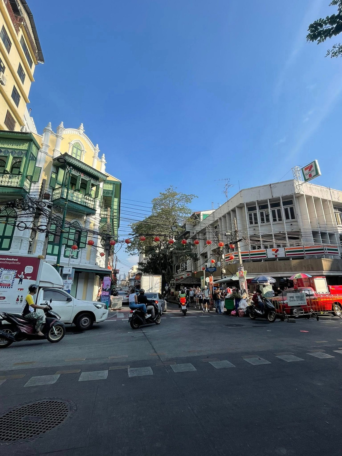 For RentShop HouseYaowarat, Banglamphu : 🏮 Golden opportunity to do business! Space for rent "Corner of Soi Songwat" (2nd and 3rd floors) Hottest location in the area near Yaowarat ✨
