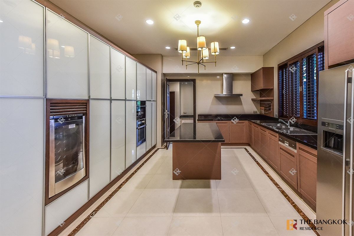 For RentHouseSukhumvit, Asoke, Thonglor :  Elegant Classic Style House 💎Elegant classic home, spacious & private in central Sukhumvit🍃 